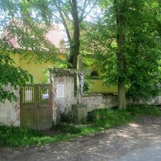 Kříž u kostela v Myšenci