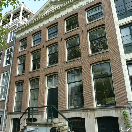 Dubbel huis waarvan de tussen 1801 en 1806 gebouwde gevel een triglyfenlijst met gesneden fronton bezit