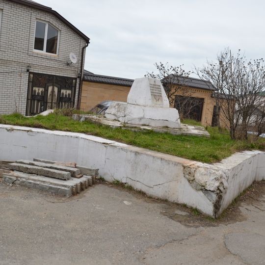 Братская могила воинов, погибших при защите г. Порт-Петровска от банд Гоцинского. На могиле установлен памятник