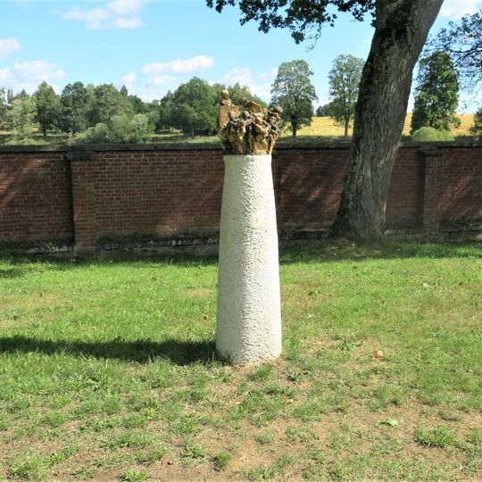 Sloup zastavení I. na křížové cestě v parku kláštera v Teplé