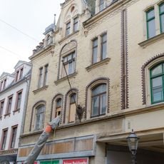 Hälfte eines doppelten Wohn- und Geschäftshauses ehemals mit Passage (zugehörig Nr. 2a) Innere Schneeberger Straße 2