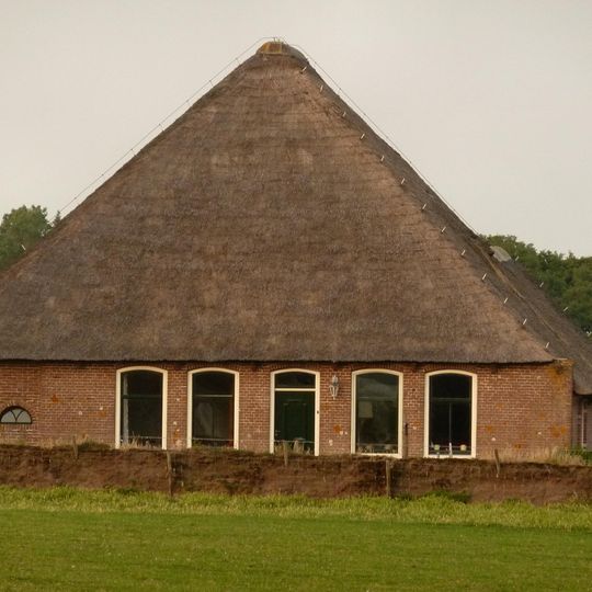 Stolpschuur, behorend bij het boerderijcomplex aan de hallerweg