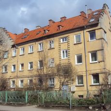 Жилой дом с барельефом девушки на стене (Калининград)