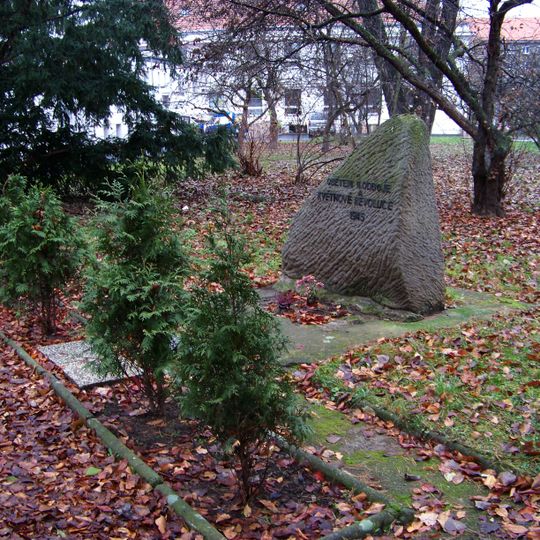 Pomník obětem II. odboje a Květnové revoluce 1945 u gymnázia Budějovická