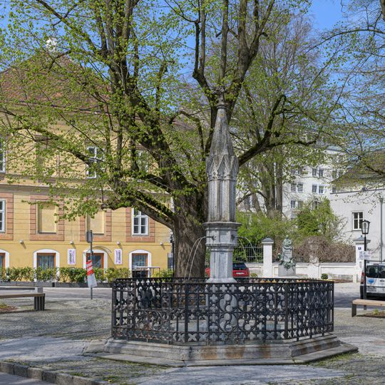 Steyr Brucknerplatz Brunnen