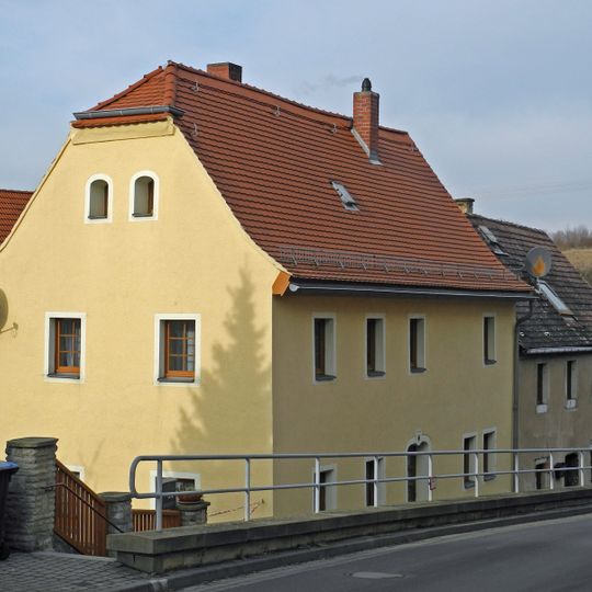 Wohnhaus in halboffener Bebauung Dresdner Straße 6