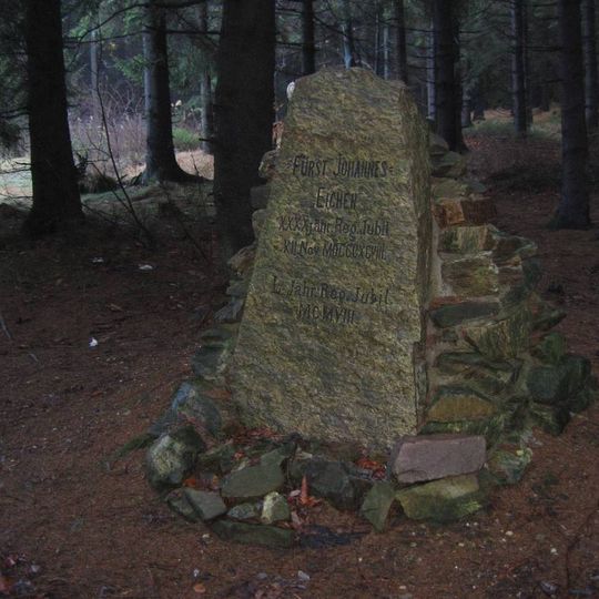 Pamětní kámen na Černovodském sedle