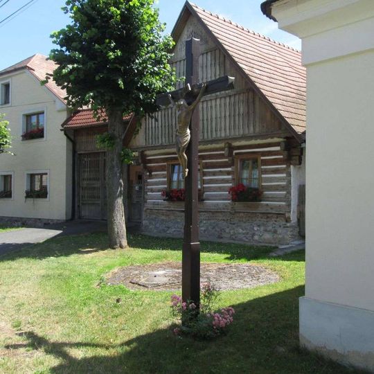 Kříž u kaple v Medovém Újezdu