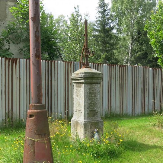 Kříž u cesty za domem 290 v Mikulášovicích