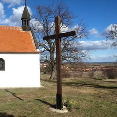 Kříž u kaple Panny Marie Bolestné v Popicích