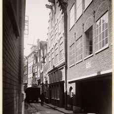 Pand met vierraamstrapgevel, met versiering in overgang van de trant met kleine- naar die met grote boogblokken