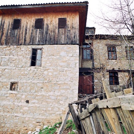 House of Kuze and Veljo Čalovski