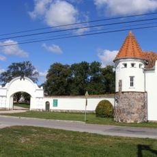 Kordegarda z bramą i ogrodzeniem