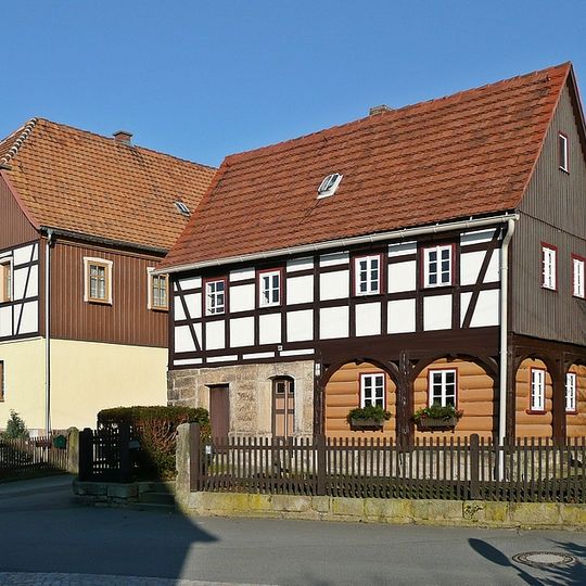 Wohnstallhaus, Auszugshaus , Scheune und Schuppen eines Vierseithofes Hauptstraße 30; 30a