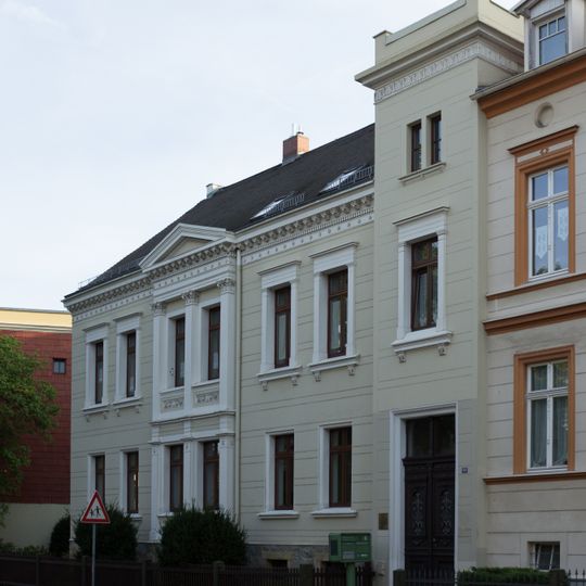 Wohnhaus, nach rechts in geschlossener Bebauung mit südöstlich vom Haus gelegenen Remisen und Garten Mühlweg 22