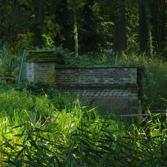 Heeswijk: twee bakstenen sokkels