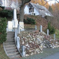 Pomník padlým v obou světových válkách poblíž obecního úřadu v Malé Morávce