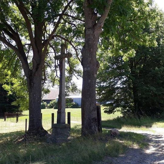 Kříž u zemědělského areálu v Dolní Radouni