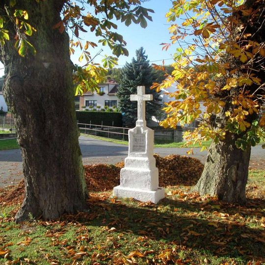 Kříž ve Lhotce na návsi