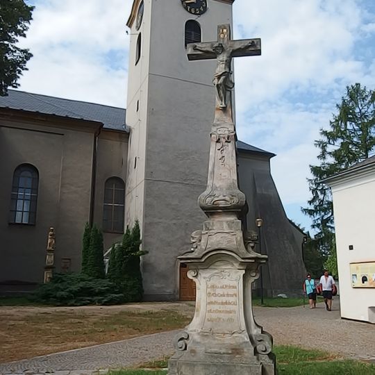 Kříž v Postřelmově u kostela