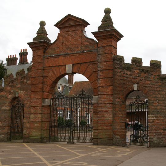 Screen wall, gateway and north pavilions to west of Forty Hall
