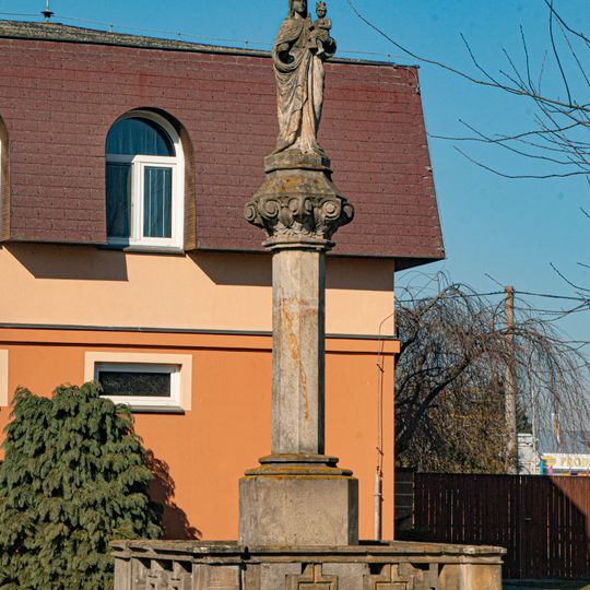 Sloup se sochou Panny Marie na křižovatce ve Starých Nechanicích