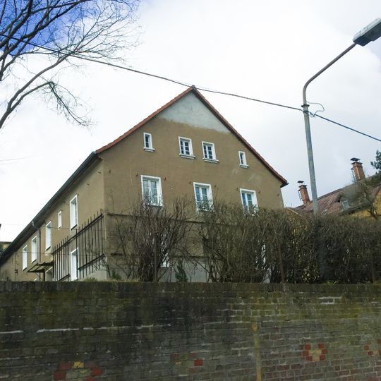 Ländliches Wohnhaus mit angebauter Scheune und Einfriedungsmauer Friedersdorfer Straße 10