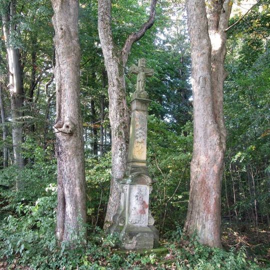 Kříž jihozápadně od Štítů u lesní cesty