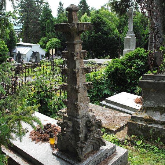 Cintorín sv. Rozálie, náhrobok s fiálou