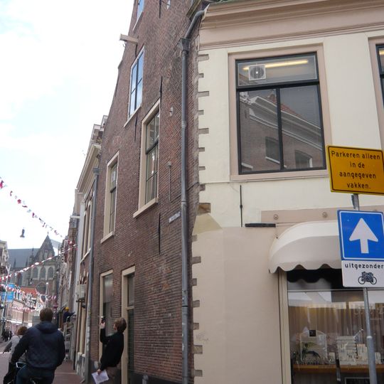 Pand met gepleisterde klokgevel, moderne toevoegingen