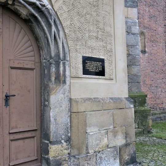 Pamětní deska občanům zabitým 1634 na kostele svatého Jiljí v Nymburku