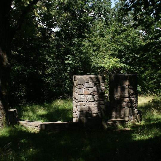 Památník tří slezských bardů u cesty od poutního kostela k rozhledně Cvilín