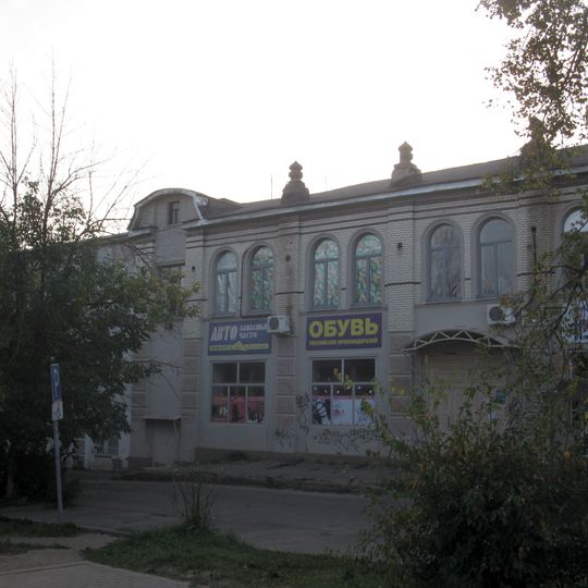 Дом жилой с магазином