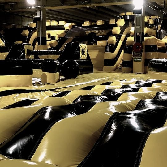 JumpSky inflatable park Gent
