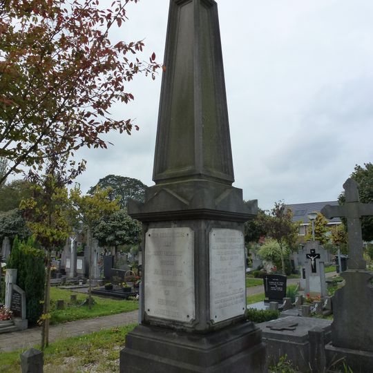 Grafzerk voor de familie van Griensven in neo-classicistische stijl