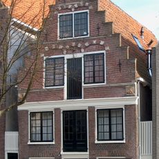 Vernieuwde gevel voor ouder pand met zadeldak