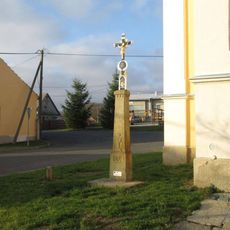 Kříž u kostela v Chrastavicích