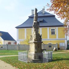 Sloup Nejsvětější Trojice u kostela v Novém Sedle