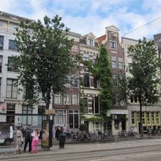 Dubbel huis met gepleisterde gevel onder rechte lijst met consoles