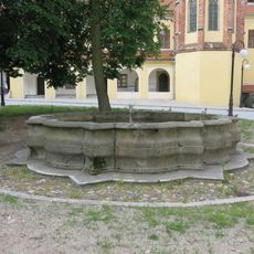 Kašna na nádvoří kláštera augustiniánů v Třeboni