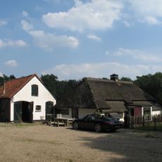In een natuurreservaat gelegen eenvoudige, witgepleisterde boerenwoning onder rieten wolfdak