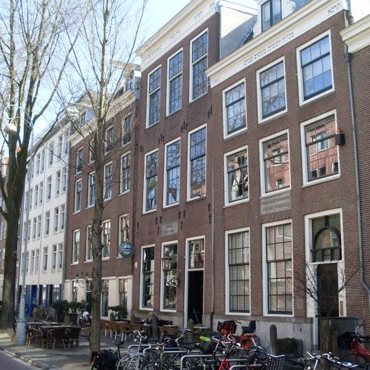 Pand onder dwars dak, voormalig joods meisjesweeshuis