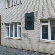 Pamětní deska Vítězslava Nezvala na domě Baranova 1901/4 na Žižkově