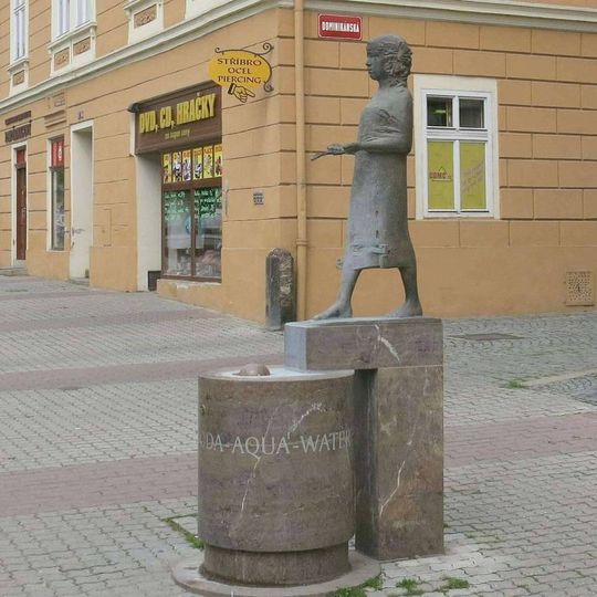 Socha dívky s virgulí v Dlouhé ulici v Litoměřicích