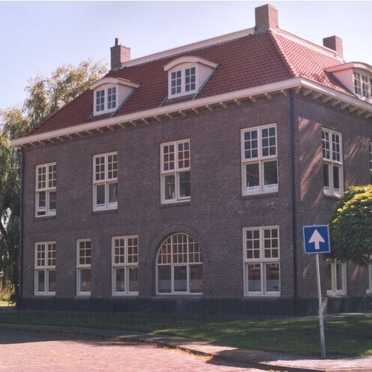 Voorm. station en hoofdgebouw van de OG