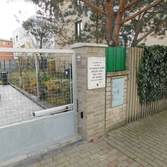 Pamětní deska padlým v květnu 1945 na Zeleném pruhu