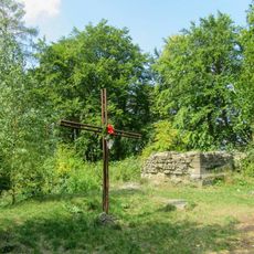 Kříž Dolany v lese na Kartouzce