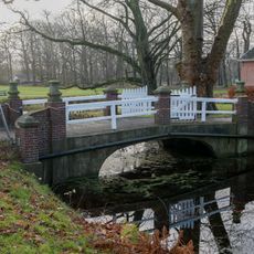 Mensinge: boogbrug