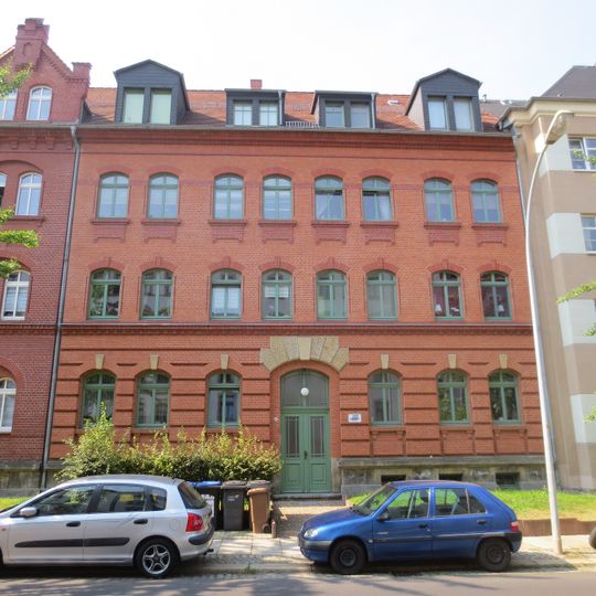 Mietshaus in geschlossener Bebauung mit Vorgarten Margaretenstraße 41