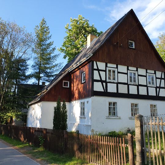 Wohnstallhaus und Wohnhaus eines Bauernhofes Kirchstraße 55, 57